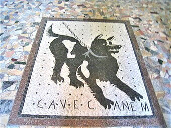 Mosaïque au palais de Tullgarn, en Suède, reproduisant le cave canem de la maison du Poète tragique de Pompéi.