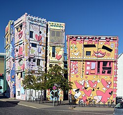 Südansicht des Happy Rizzi House vom Ackerhof aus gesehen