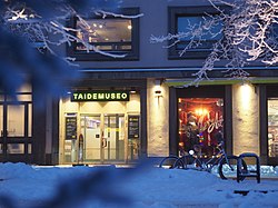 Jyväskylän taidemuseon julkisivu joulukuussa 2021.