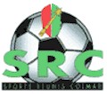 Les lettres vertes S, R et C sont devant un ballon de football classique. Un bouclier rouge et vert orne ce même ballon.