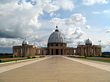photo d'une vaste église avec une immense coupole centrale