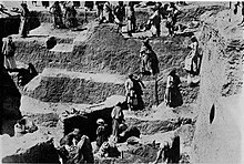 חפירות בשכבות של שרידי שיטפון בשורופק שנחשפו בשנת 1932 בחפירה של שמידט