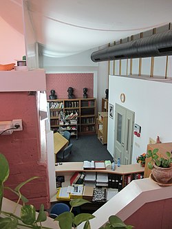 מבט על הכניסה לחדר העיון במכון לבון (במקור שימש האולם חלק מסדנאות עבודה של התיכון המקצועי ע"ש ליידי דייוויס)