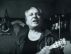 Páger Antal a film egyik jelenetében a Villa Negra románca című dalt énekli
