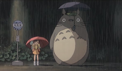 A híres jelenet a buszmegállóban (jobbról Totoro)