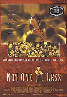Sampul DVD yang terbagi menjadi tiga panel. Yang pertama menggambarkan seorang wanita muda Tiongkok yang tampak serius dengan rambut kepang; ia sedang berdiri, dikelilingi oleh wajah-wajah yang kabur. Panel kedua menunjukkan sekelompok anak-anak yang tertawa, semuanya melihat ke depan. Panel ketiga menunjukkan seorang anak laki-laki yang sedang duduk, dikelilingi oleh kata-kata, Not One Less. Tulisan lain disampulnya berbunyi, "Dari Zhang Yimou, sutradara pemenang penghargaan Raise the Red Lantern", dan kalimat tagar "Di desanya, ia adalah guru. Di kota, ia mengetahui berapa banyak yang harus ia pelajari."