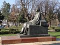 Statuia lui George Enescu, sculptată de Ion Jalea, instalată pe peluza din fața Operei Naționale București