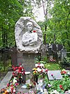 Надгробный памятник С. А. Есенину на Ваганьковском кладбище