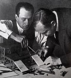 В. Фёдоров (справа) с И. Шлепяновым в работе над макетом декорации к спектаклю «Гоп-ля, мы живём!», 1928 г.
