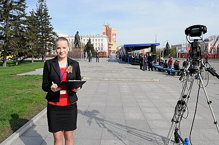 Корреспондент Дарья Масалова перед прямым включением