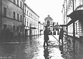 Конец Мокринского переулка у церкви Зачатия св. Анны во время наводнения 1908 г.