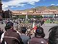 Ceremonija ob dvigovanju zastav na Plaza de Armas