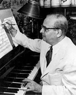 Max Steiner bên đàn dương cầm