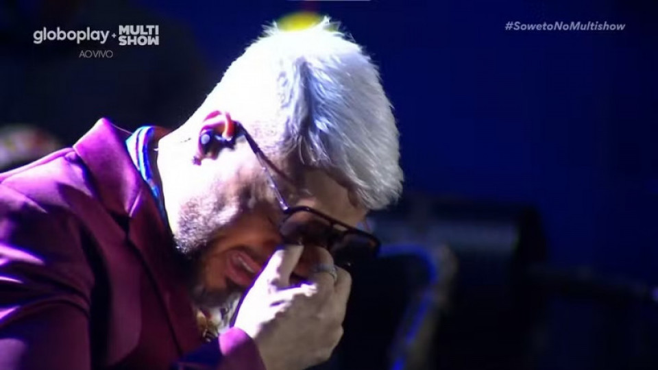 Belo chora em primeiro show após anunciar separação de Gracyanne Barbosa