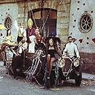 Alan Bates, Geneviève Bujold, Pierre Brasseur, Jean-Claude Brialy, Adolfo Celi, Françoise Christophe, Julien Guiomar, Micheline Presle, and Michel Serrault in Le roi de coeur (1966)