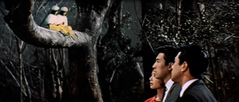 Yuriko Hoshi, Emi Itô, Yumi Itô, Hiroshi Koizumi, and Akira Takarada in Mosura tai Gojira (1964)