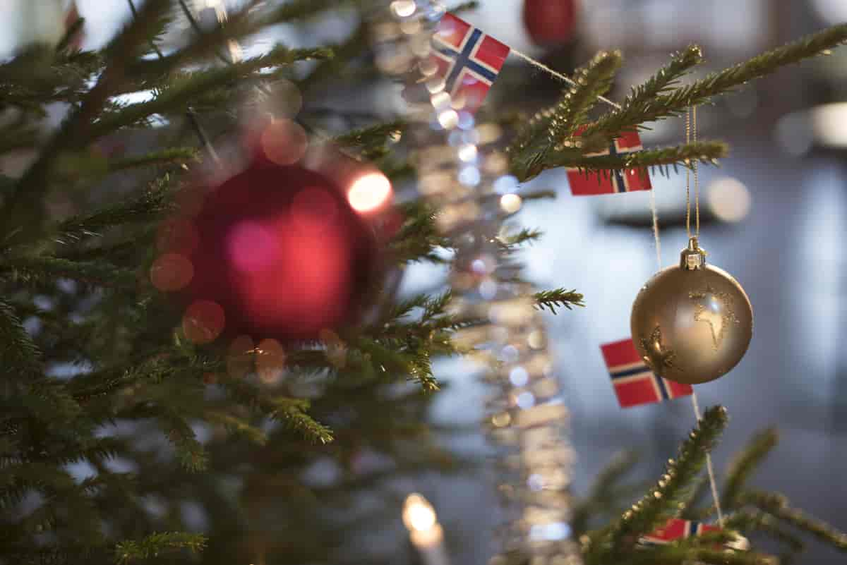 Juletre med julekuler og girlander