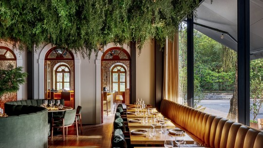 Com atmosfera nostálgica, restaurante transforma edifício histórico no Rio de Janeiro