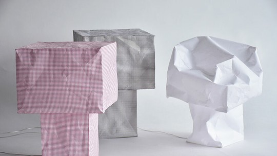 Designer japonês transforma embalagens de papel em luminárias "amassadas"