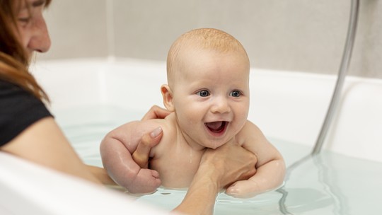 Banheira com suporte: 6 opções para mais praticidade na hora do banho