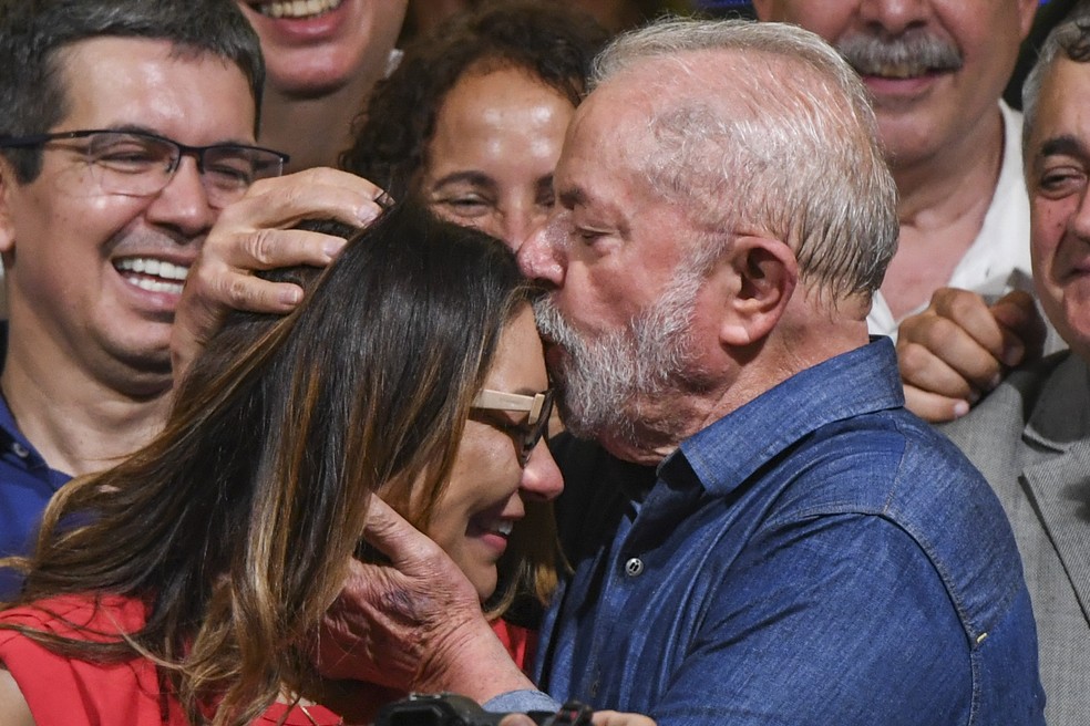 Lula beija Janja após ser eleito presidente do Brasil pela terceira vez, em 30 de outubro de 2022 — Foto: Daniel Munoz/VIEWpress/Getty Images