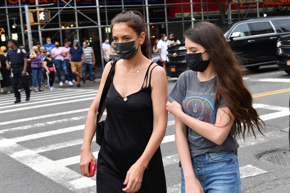 Katie Holmes e Suri Cruise em passeio pelas ruas de Nova York em junho de 2021 — Foto: Getty Images