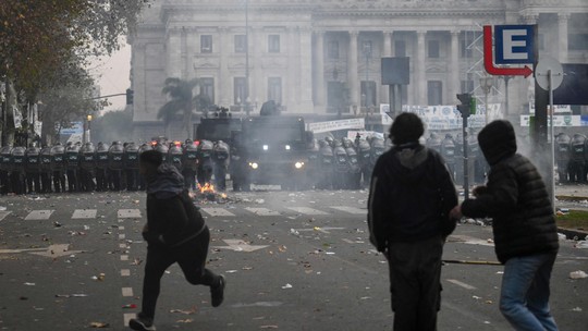 O que é a Lei de Bases, reforma econômica de Milei que provocou manifestações na Argentina