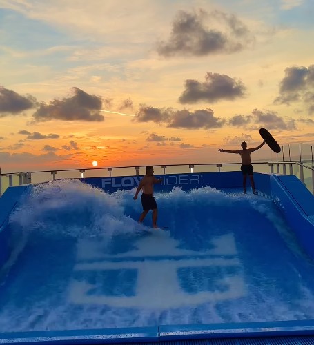 Icon of the Seas tem simulador de surfe — Foto: Reprodução/Instagram