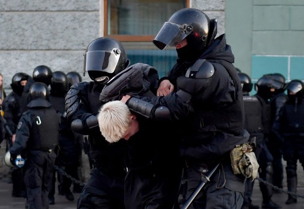 Policiais detém jovem durante protestos em São Petersburgo em 24 de setembro de 2022, depois de presidente Vladimir Putin decretar mobilização parcial para guerra na Ucrânia