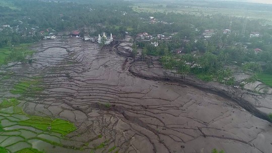 Enchentes e correntes de lava fria deixam 34 mortos e 16 desaparecidos na Indonésia 