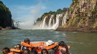 Passeio de barco nas Cataratas do Iguaçu, em Foz do Iguaçu, Paraná — Foto: Divulgação / Ministério do Turismo / Zig Koch