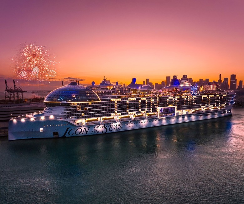 Icon of the Seas iluminado à noite — Foto: Reprodução/Instagram