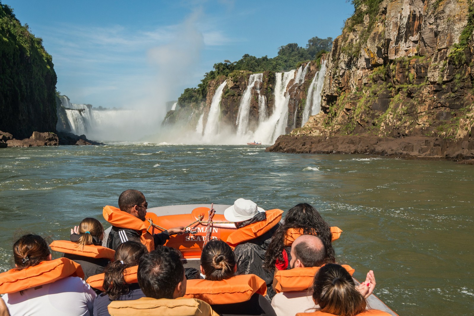 Passeio de barco nas Cataratas do Iguaçu, em Foz do Iguaçu, Paraná — Foto: Divulgação / Ministério do Turismo / Zig Koch