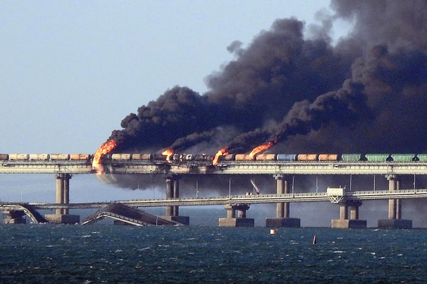 Fumaça preta sobe de um incêndio na ponte de Kerch que liga a Crimeia à Rússia, depois que um caminhão explodiu