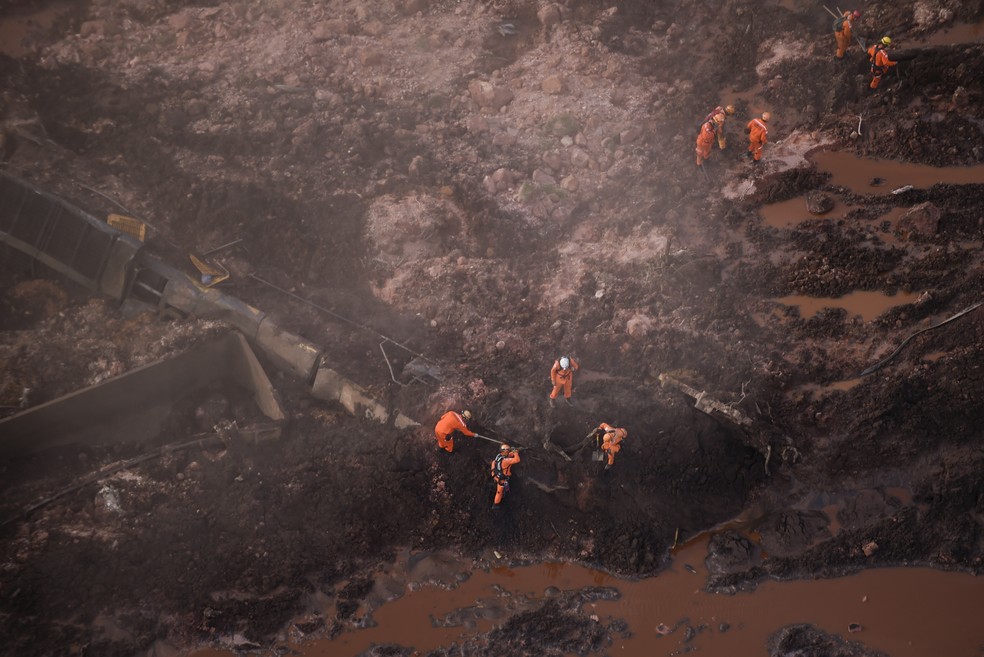 Bombeiros trabalham no resgate de vítimas após rompimento de barragem na cidade mineira de Brumadinho, em 2019. Tragédia completa três anos em 25 de janeiro AFP — Foto: AFP/AFP