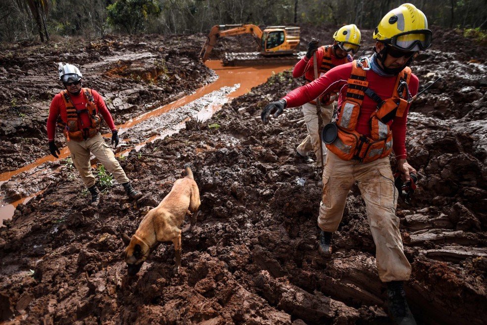 Bombeiros buscam sobreviventes e corpos em Brumadinho — Foto: Douglas Magno / AFP