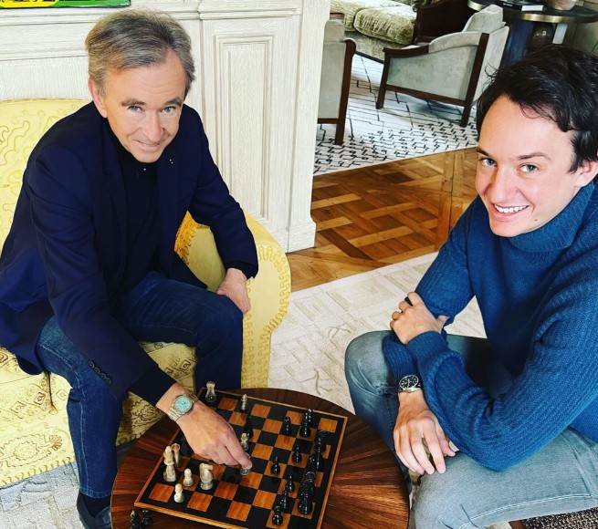 Bernard Arnault com o relógio da parceria entre Patek Philippe e Tiffany's — Foto: Reprodução/Instagram