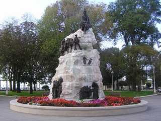 Monumento al escritor José María de Pereda.