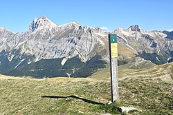 Pointe Feuillete (1881 m) avec vue sur la crête ouest du Dévoluy dominée par les sommets de l'Obiou et du Grand Ferrand, Drome et Isère