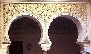 Arcos de herradura de estilo mudéjar en uno de los patios del monasterio-palacio de Las Claras, en Tordesillas (Valladolid, España)