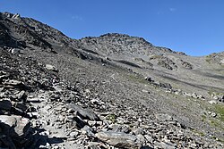 Chemin menant au sommet du pic de Caramantran