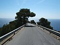 À Grimaldi (commune de Vintimille) en Italie près de la frontière française, cette route secondaire, au-dessus de la route "Corso Mentone", semble plonger dans la Méditerranée.