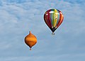 Meerdere ballonnen gelijktijdig in de lucht tijdens de Jaarlijkse Friese ballonfeesten in Joure.