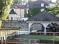 Saint-Pardoux-la-Rivière, lavoir et en arrière plan le poids public