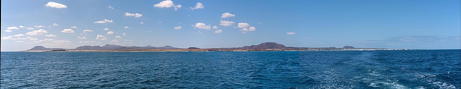 Fuerteventura seen from Lobos Island 2016-7749 - panoramio.jpg