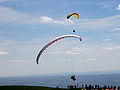 Français : Parapentes décolant du sommet English: Paragliders landing on the top