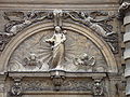 Tympan de la façade principale: la Vierge Marie avec l'enfant Jésus