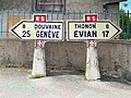 À Sciez-sur-Léman en Haute-Savoie, panneaux Michelin ornés de la Croix de Savoie bordant la section de la Template:Route nationale qui relie Genève à Évian.