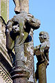 Le calvaire près de l'église paroissiale Saint-Hernin, croix en tau avec le corps des deux larrons rejetés en arrière