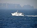 Le Rose Héré devant les falaises du Stiff à Ouessant